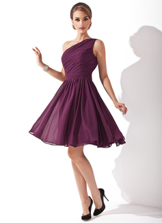 Vestidos princesa/ Formato A Um ombro Na altura do joelho Chifon Vestido de madrinha com Pregueado (007000918)