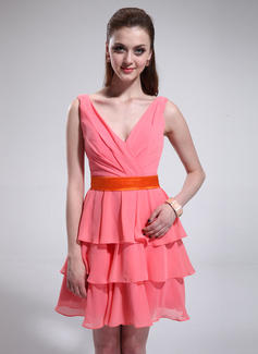 A-Line/Principessa Scollatura a V Corto Chiffon Charmeuse Abito da damigella con Increspature Sash (007025367)