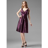 A-Line/Principessa Scollatura a V Al ginocchio Taffeta Abito da damigella con Increspature (007004123)