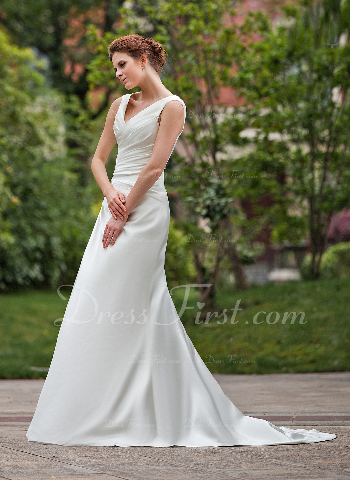 Forme princesse epaules nues traîne milongue satiné robe de mariée