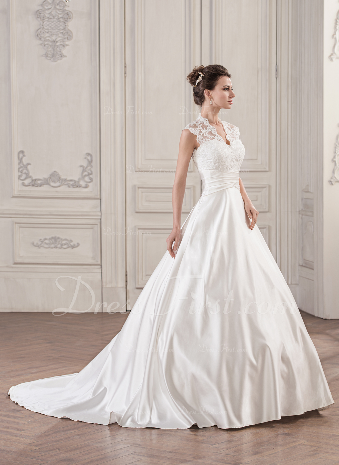 Princesse col v traîne moyenne dentelle satiné robe de mariée avec plissé 