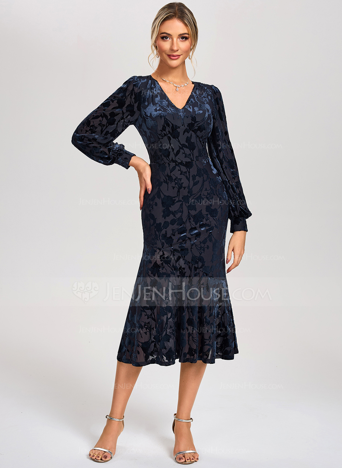 Trumpet/Mermaid V-Neck Tea-Length Velvet Cocktail Dress 