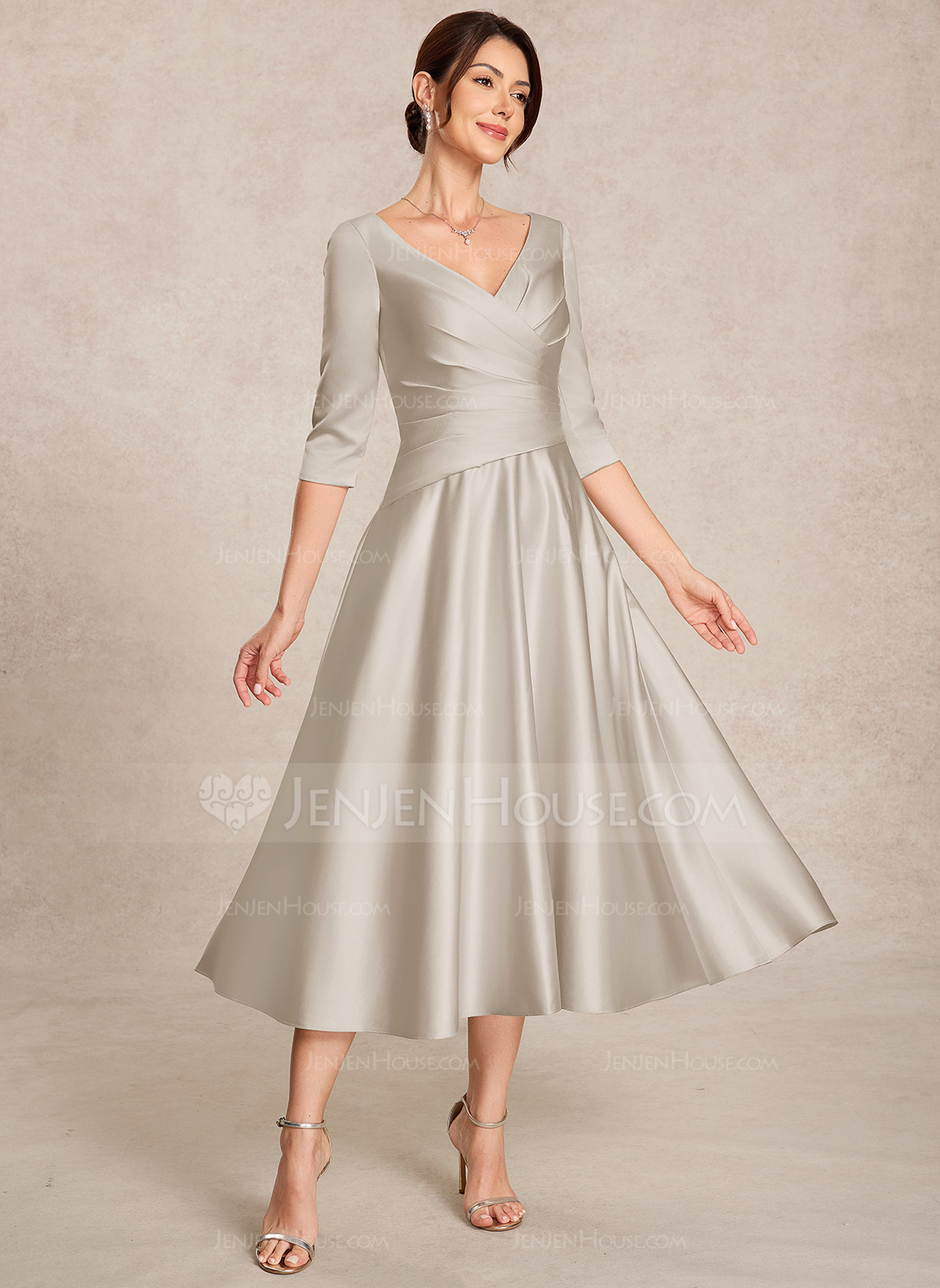 Robe trapèze avec plis en satin