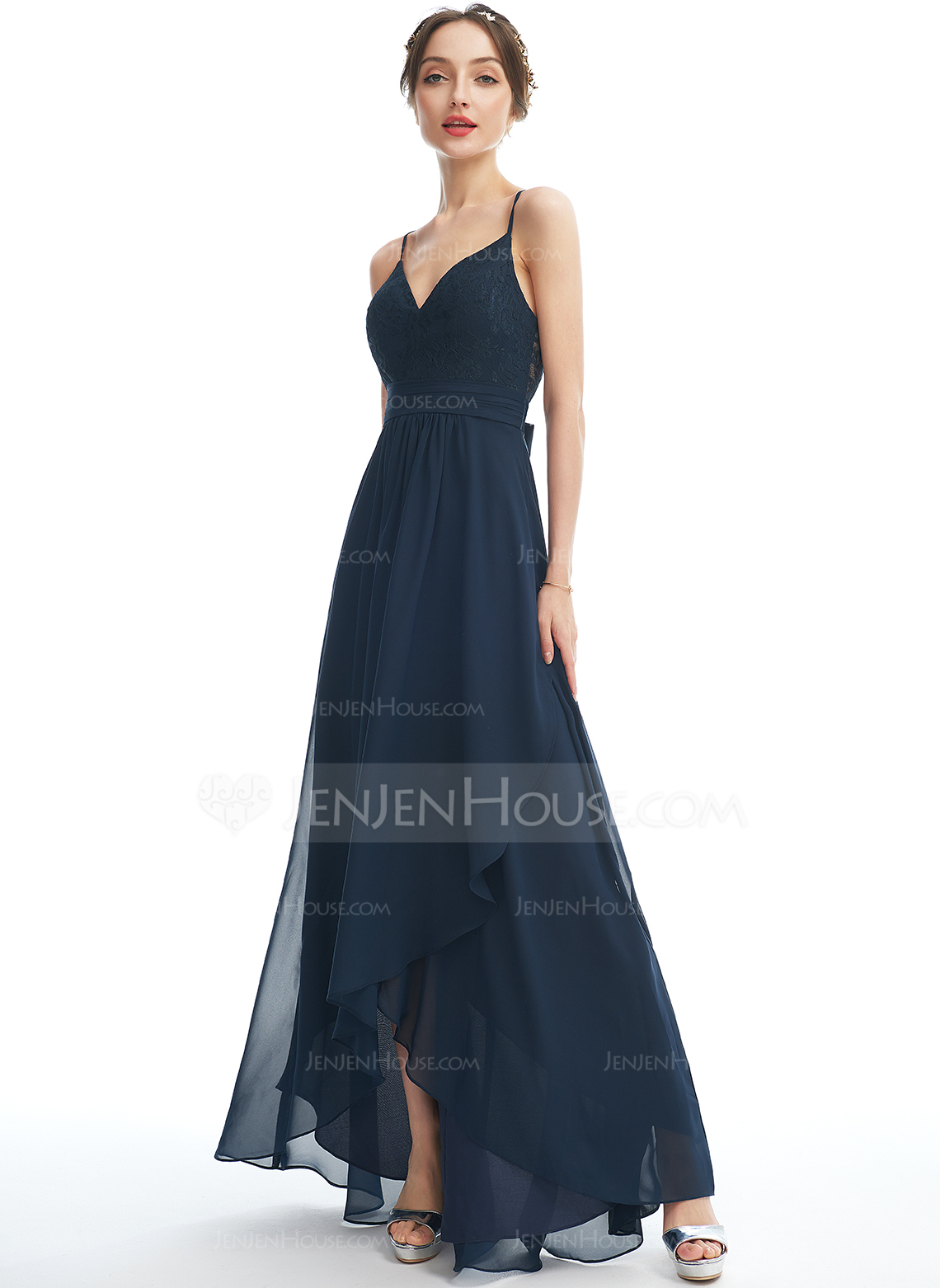 A-line kjole V-hals Asymmetrisk Blonder Chiffon Brudepikekjole med Sløyfe 