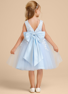 A-line kjole V-hals Knelengde Tyll Blonder Brudepikekjole barn med Sløyfe 