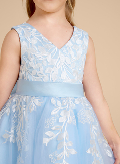 A-line kjole V-hals Knelengde Tyll Blonder Brudepikekjole barn med Sløyfe 