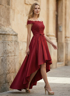 Jurk van satijn met off-the-shoulder pailletten