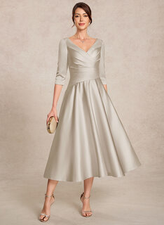 Robe trapèze avec plis en satin