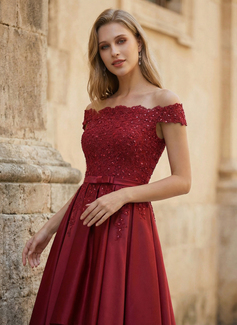 Jurk van satijn met off-the-shoulder pailletten