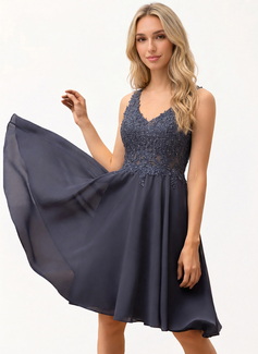 Robe trapèze à col en v sans manches avec perles en mousseline