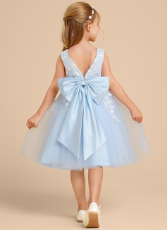 A-line kjole V-hals Knelengde Tyll Blonder Brudepikekjole barn med Sløyfe 