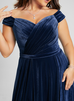 Jurk maximum van fluwelen met off-the-shoulder strapless plooirok
