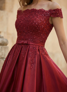 Jurk van satijn met off-the-shoulder pailletten