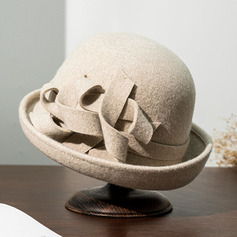 Mulher lã aba enrolada chapéu cloche com arco torcido para casamento na igreja no inverno