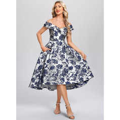 A-linja off--shoulder polven alle epäsymmetrinen satiini jacquard cocktail-mekko jossa kukkapainatus (016272131)