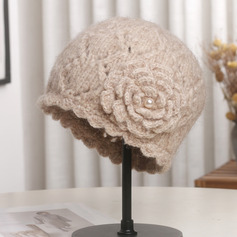 Mulher malha gorro com flores para o outono/inverno