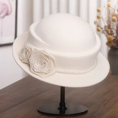 Mulher lã chapéu para vestir-se na igreja com flor de organza para casamento na igreja no inverno