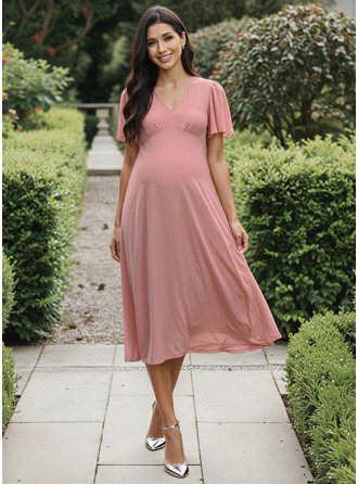 Línea a escote en v hasta la tibia vestido premamá con plisado 