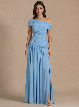 Une épaule sans manches robe