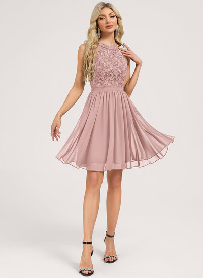 Kleid in A-Linie mit Rüschen aus Spitze