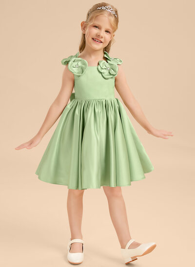 A-linja square polvipituinen satiini kukka tyttö mekot jossa 3d kukka keula 